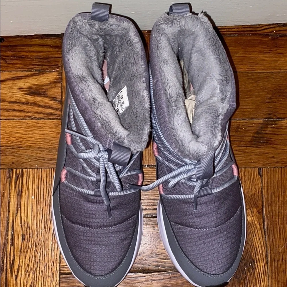 NWT Puma adela winter boots jr size: 5 big kids